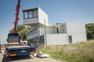 Aufbau der Büro Container im Park