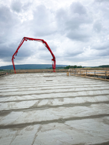 Die Betondecke für das Dach