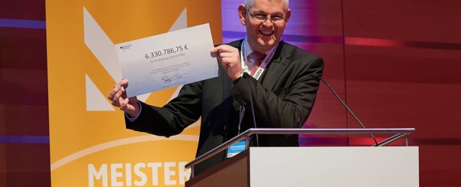 Übergabe des Zuwendungsbescheids für das StartUp Village im Brainergy Park Jülich, Personen auf dem Gruppenfoto (v.l.n.r.): Wolfgang Spelthahn, Frank Drewes, Frank Rombey, Axel Fuchs, Christoph Dammermann, Jürgen Frantzen, Bernhard Hoffschmidt. Foto: Dieter Jacobi