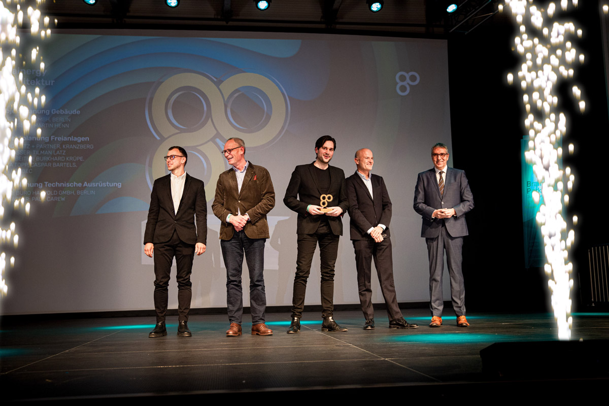 Brainergy Architektur Award - Der mit 100.000 Euro dotierte erste Preis wurde vom Bürgermeister der Landgemeinde Titz, Jürgen Frantzen, an Leander Adrian vom Berliner Architekturbüro HENN übergeben.