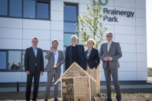 vlnr.: Frank Rombey (Gemeinde Niederzier), Bürgermeister Axel Fuchs (Stadt Jülich), Landrat Wolfgang Spelthahn, Jürgen Frantzen (Landgemeinde Titz), Elke Hohmann, Zukunftsagentur Rheinisches Revier bei der Baumpflanzaktion des Kreises Düren