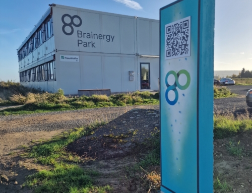 Neue Besucherinfo im Brainergy Park Jülich: Steinstelen mit Graffitis und QR-Codes